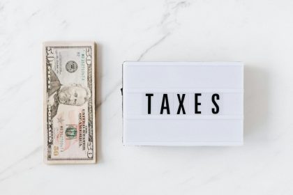 Long Table 241. Currency, Counterfeits, and the Social Lives of Early American Money | Counterfeit currency was ubiquitous in the British colonies of North America due to a weak colonial state and growing money demand.