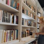 Yang's team, called Answers, Knowledge and Information, or AKI, is developing features to make the Siri voice assistant more ChatGPT-like by adding ...