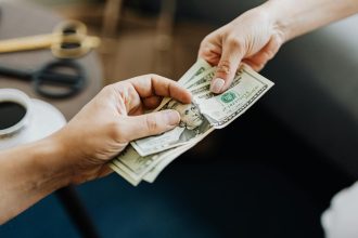 The Best Way to Pay When Traveling Abroad: Local Currency vs. Dollars