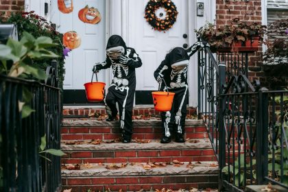 Giant Halloween Decorations: 7 Jaw-Dropping Ideas for Your Yard!