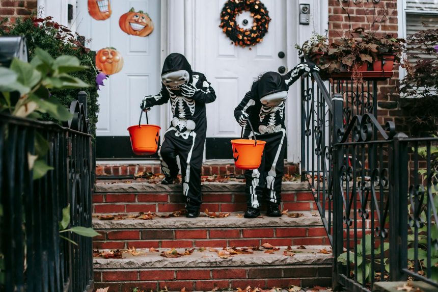 Giant Halloween Decorations: 7 Jaw-Dropping Ideas for Your Yard!