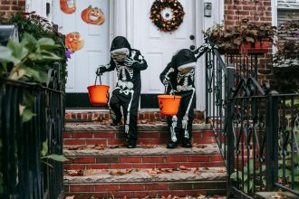 Giant Halloween Decorations: 7 Spooky Trends Transforming Your Yard!