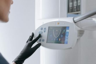 Explainable Edge Orchestration Interface for Healthcare Systems