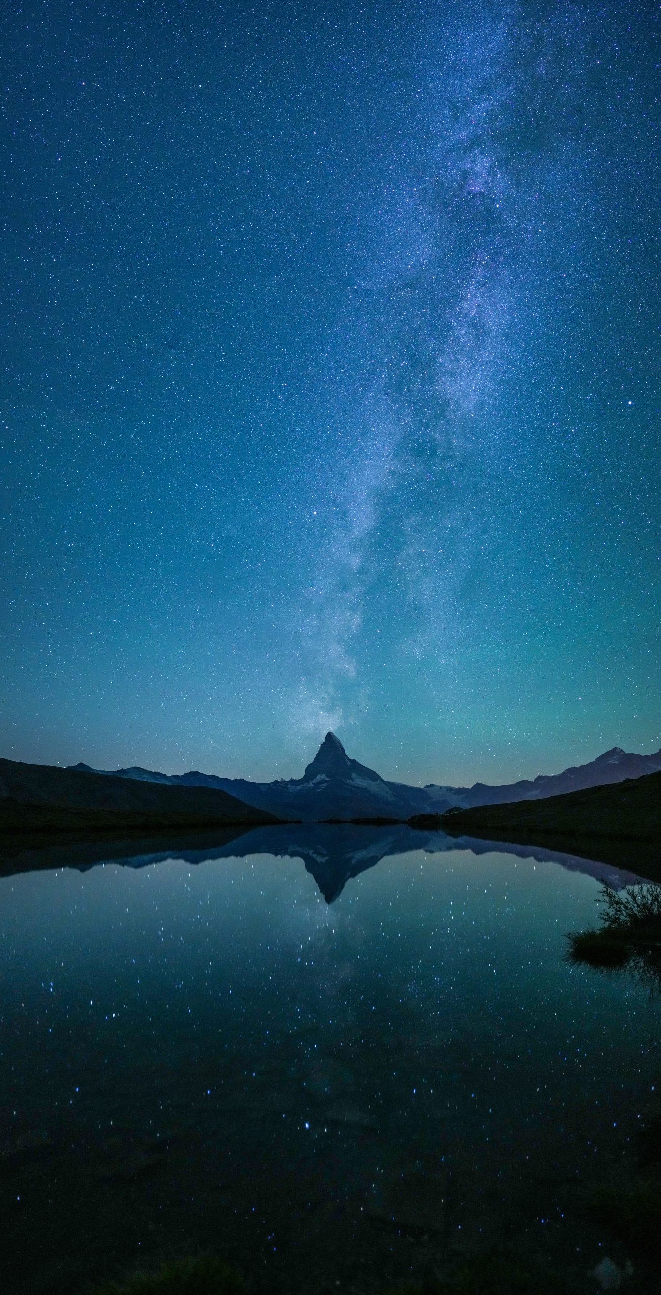 008_Milky_way_aligned_with_the_Matterhorn_reflecting_in_Stellisee_Photo_by_Giles_Laurent-3
