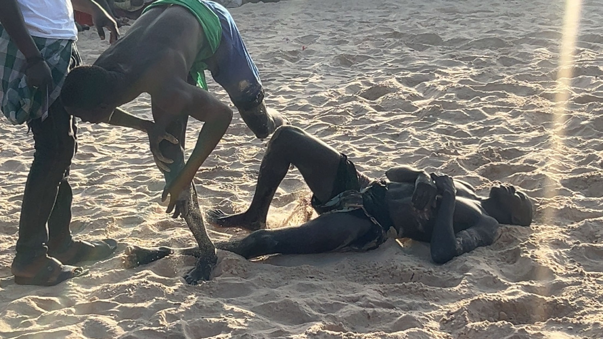 Interaction detection is a key component in understanding how features combine to influence outcomes. 04_Lutte_traditionnelle_chute_lutteurs_sable_interaction_assistance_plage_Dialaw_Festival_Toubab_Dialaw_Senegal_2026