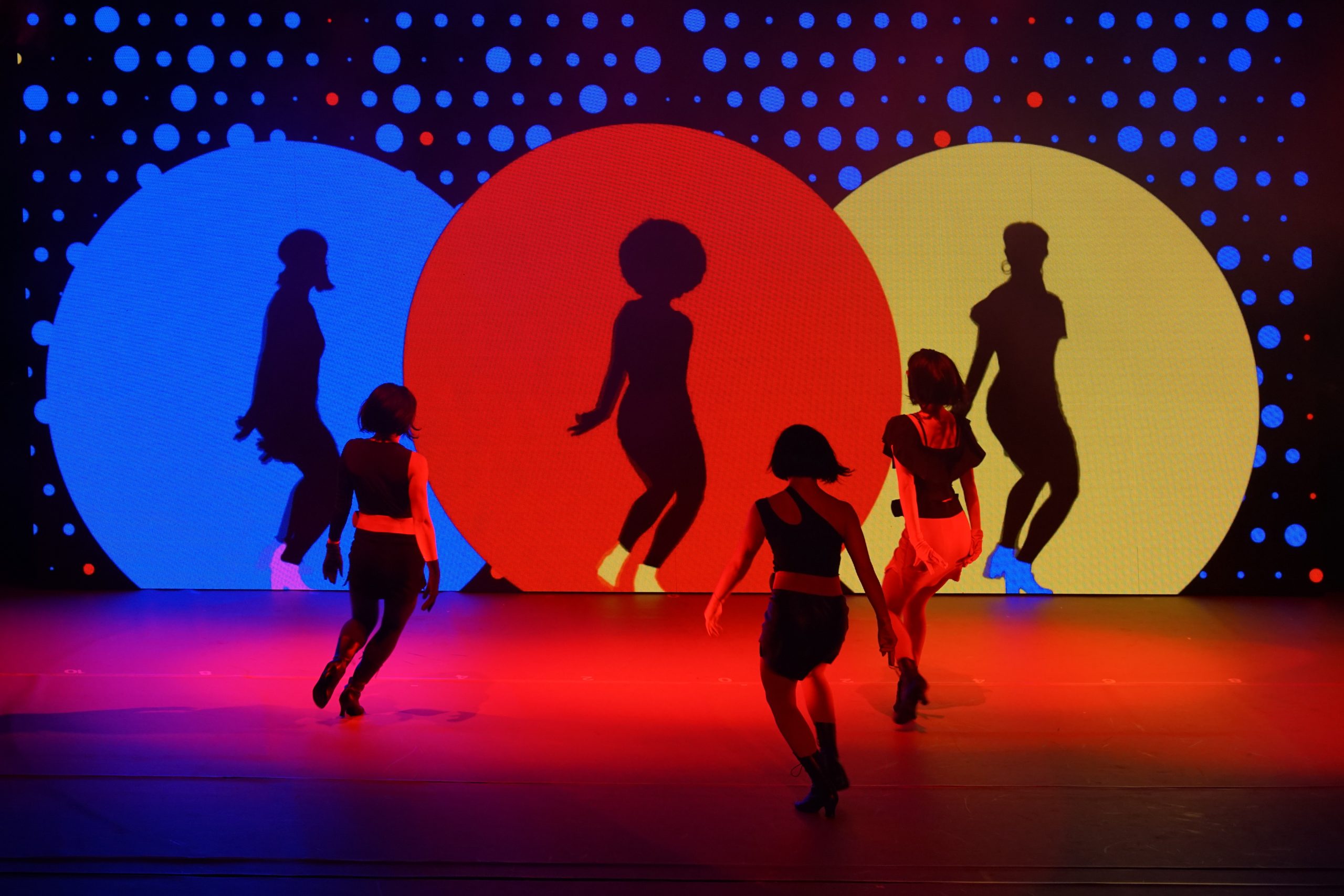 783_3_282B_329_dancers_performing_on_stage_V-P
