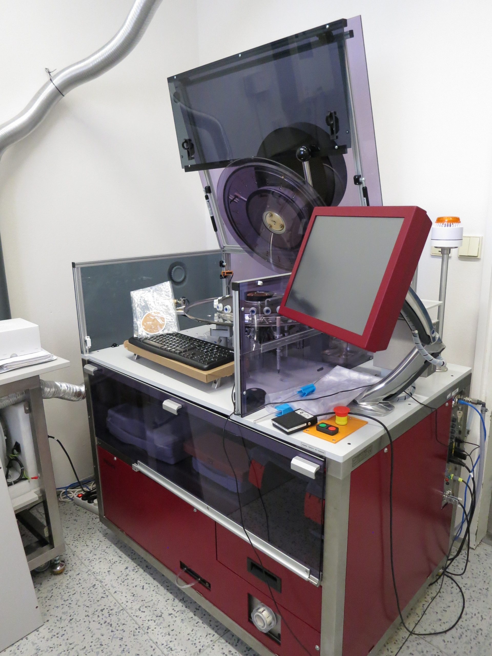 A_smoking_apparatus_used_to_analyze_cigarettes_that_simulates_human_smoking_in_CAFIA_laboratory2C_Czech_Republic-32