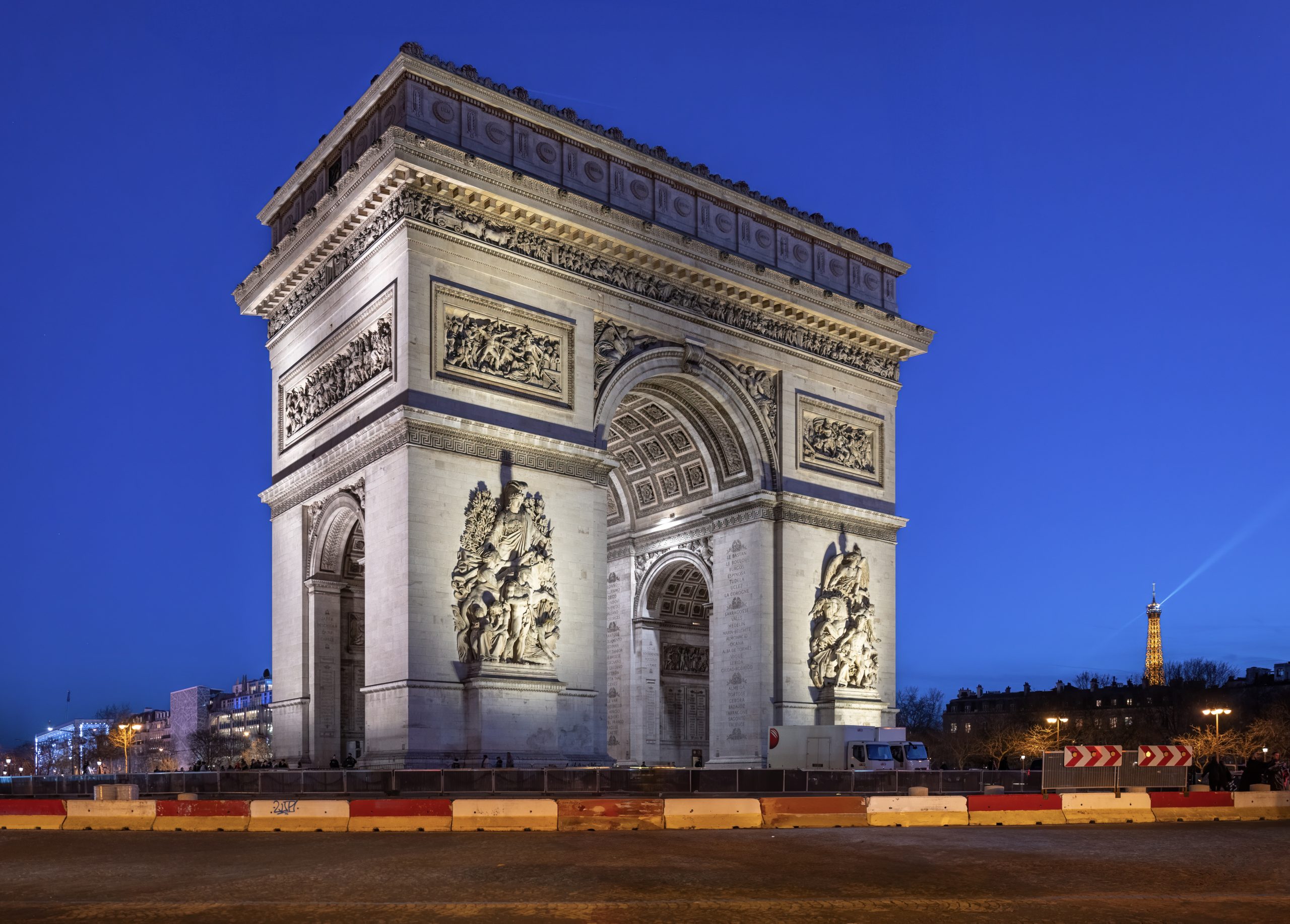 Arc_de_Triomphe_de_l27C389toile_at_night_vertical_fix