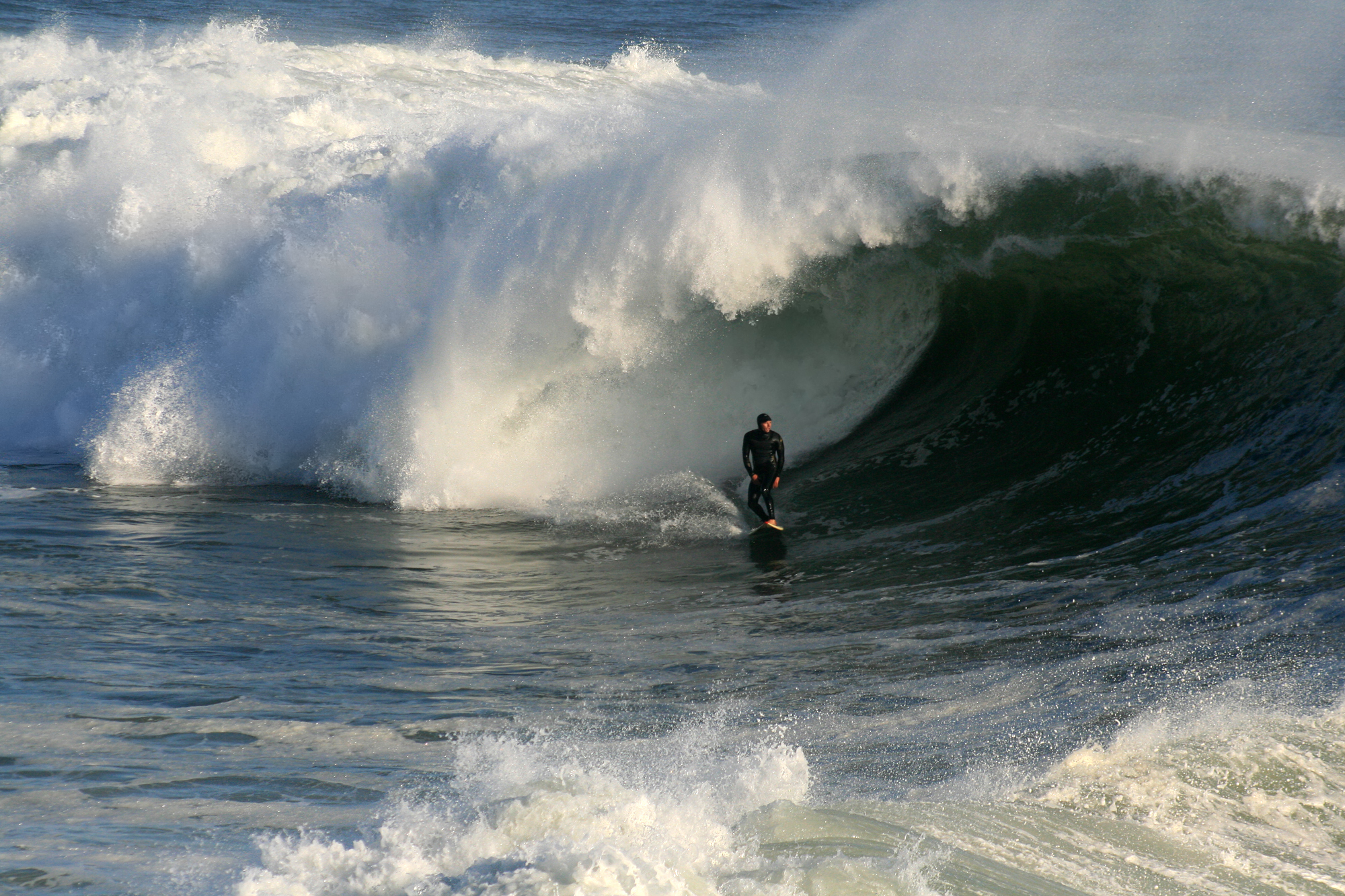 Big_wave_breaking_in_Santa_Cruz