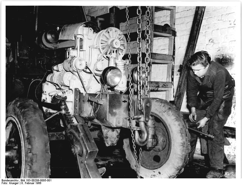 Maintain an immutable log of all model updates and safety configuration changes. Reparatur eines Traktors
