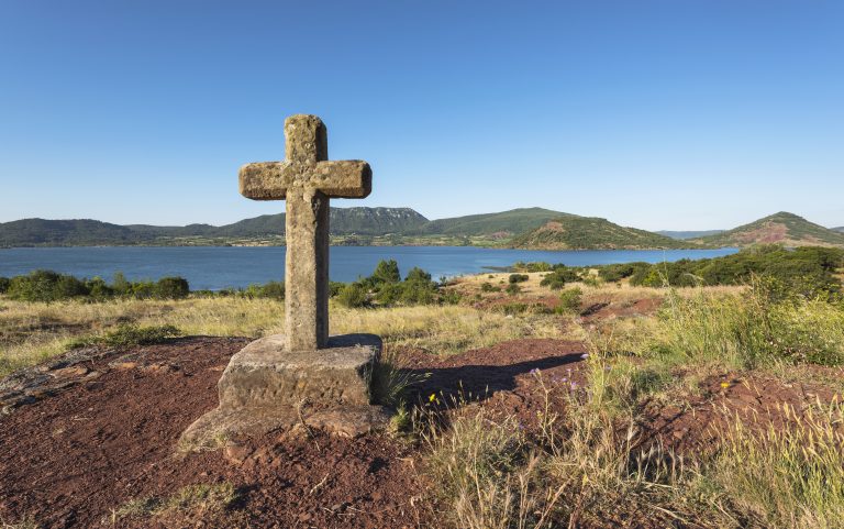 Christian_cross_at_Salagou_Lake_cf01