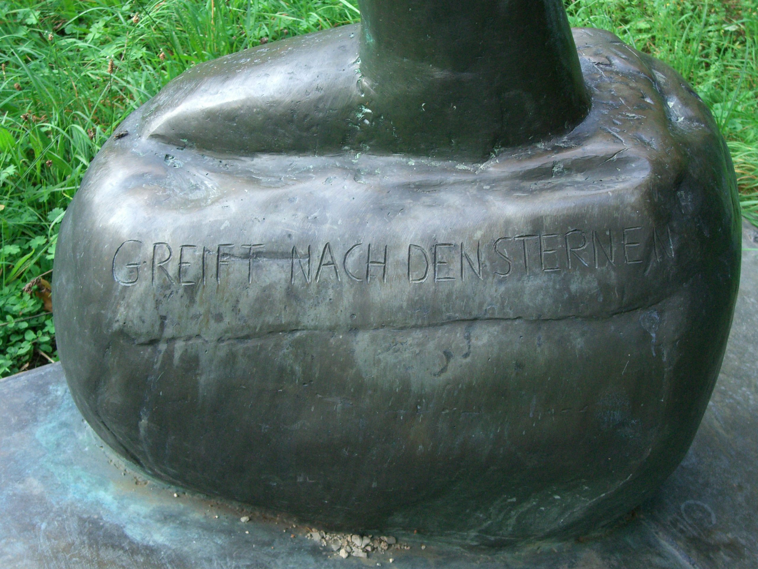 ER-Burgberggarten-sculpture-Prometheus-stone-detail-3