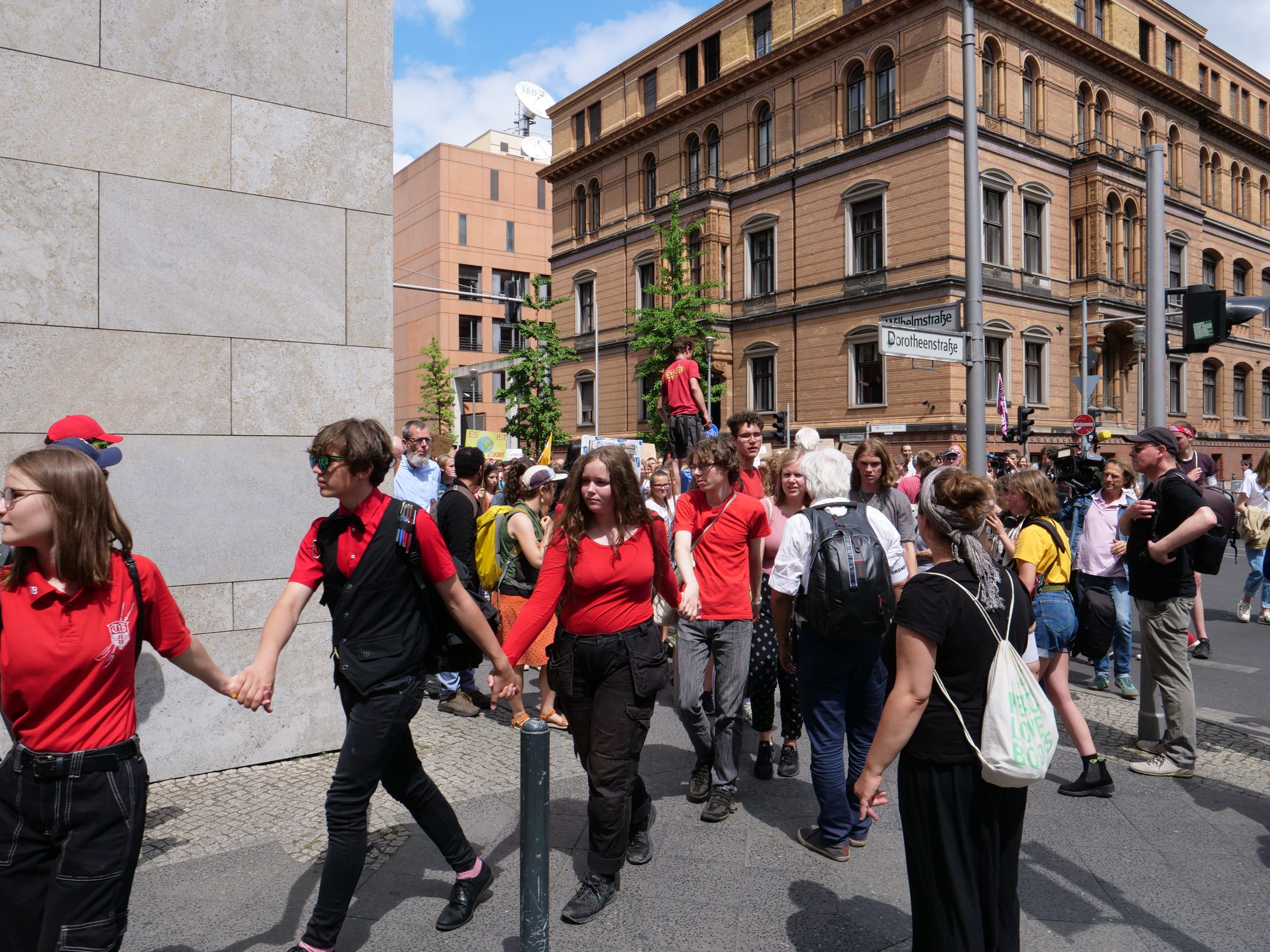 FridaysForFuture_protest_Berlin_human_chain_28-06-2019_01