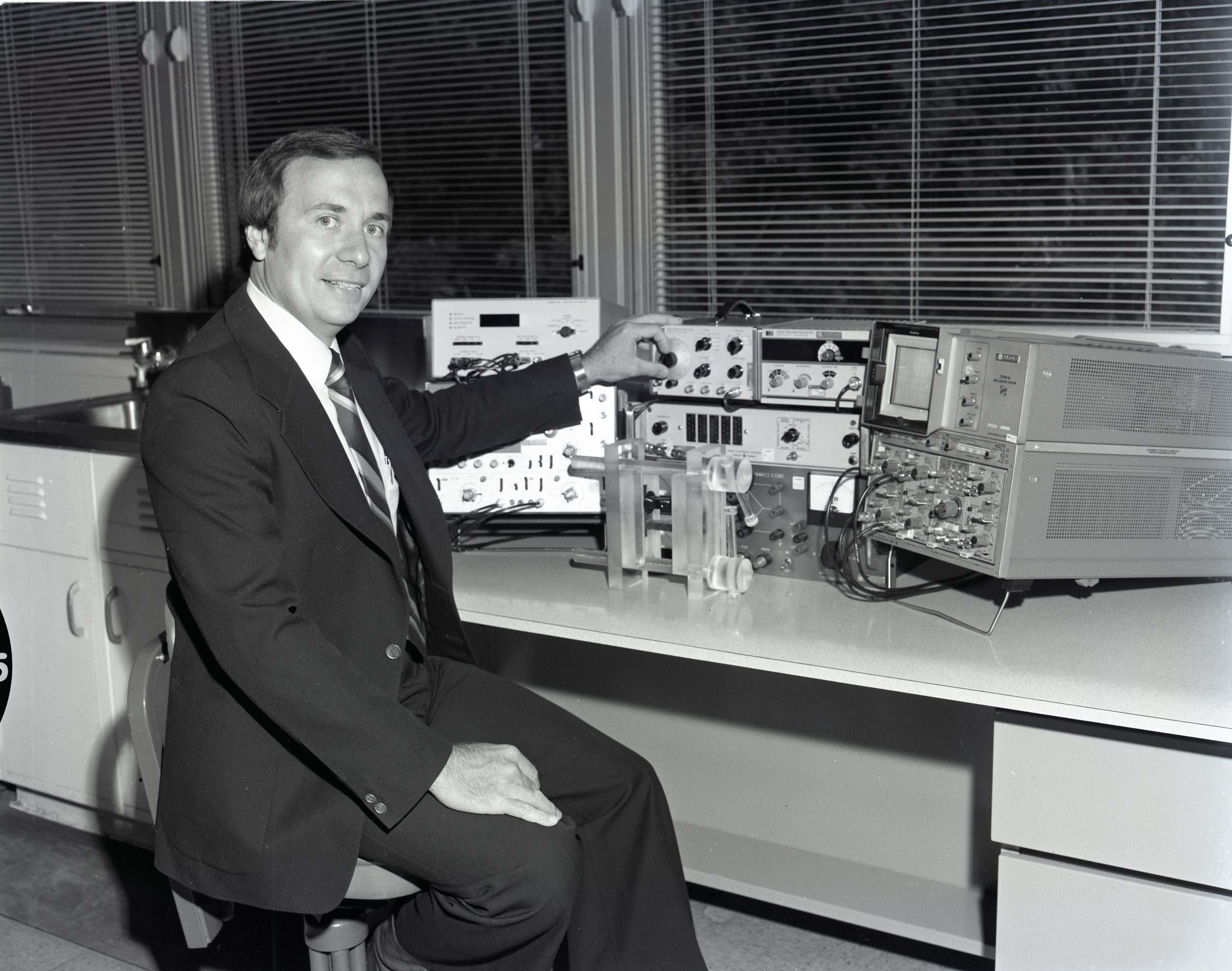 JAMES_TRINER_AND_HIS_MAGNETIC_NATIONAL_ANALYZING_UNIT_-_NARA_-_17498099