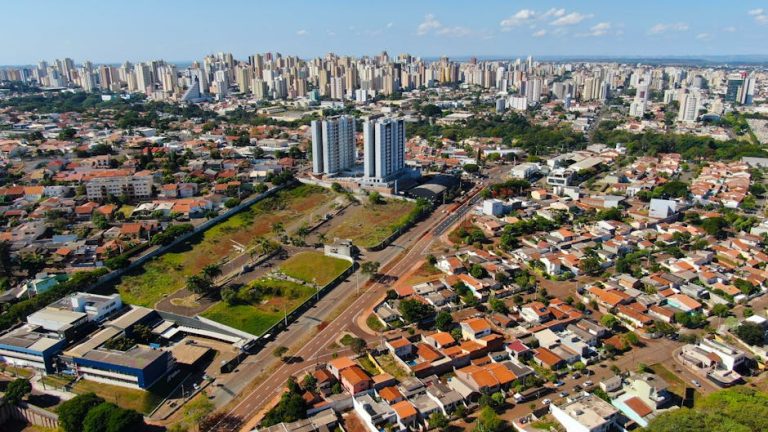 Aerial view of Londrina's cityscape featuring high-rise buildings and residential areas under a clear sky.