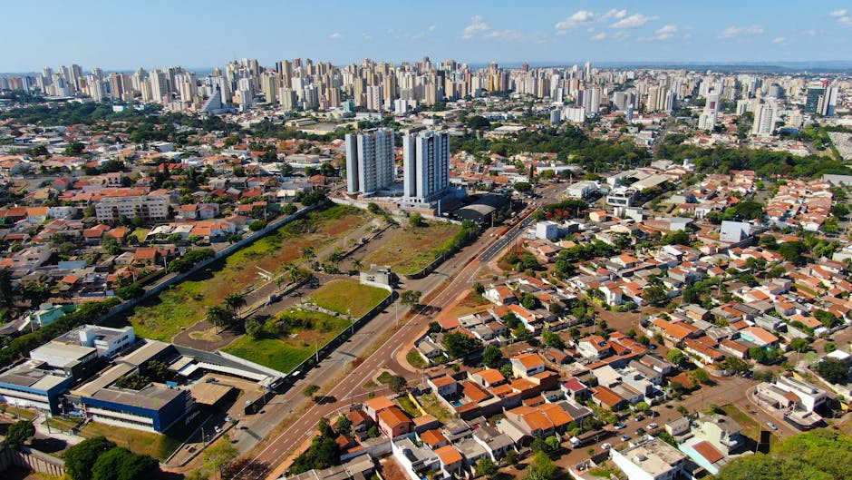 Aerial view of Londrina's cityscape featuring high-rise buildings and residential areas under a clear sky.
