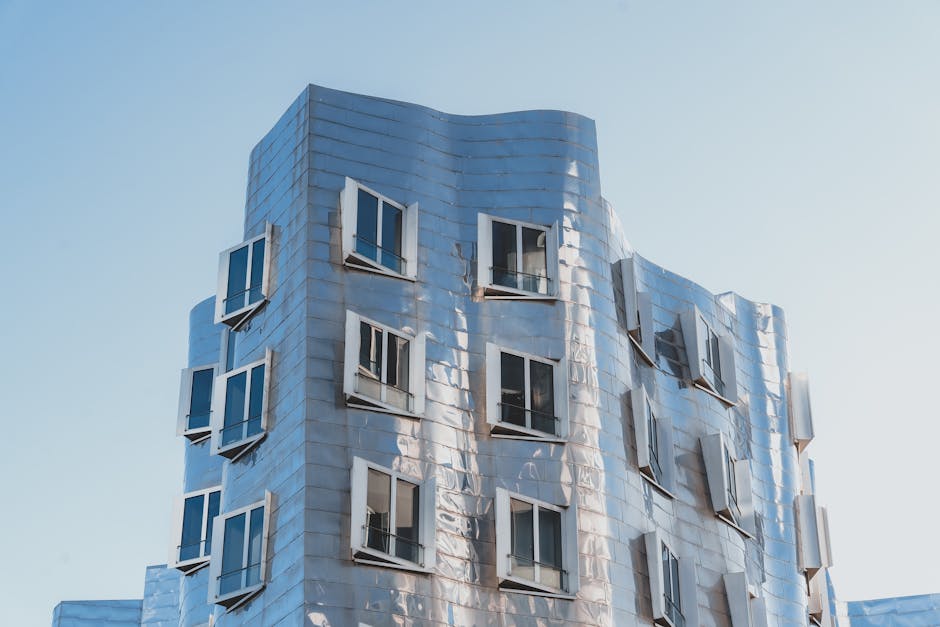 Striking modern building facade reflecting sunlight in Düsseldorf, Germany.