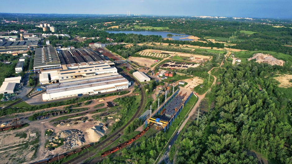 Aerial view of a large industrial complex surrounded by greenery in Bohumín, Czech Republic.